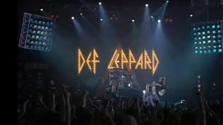 Capture d'écran d'un concert de Def Leppard dans Hysteria: The Def Leppard Story
