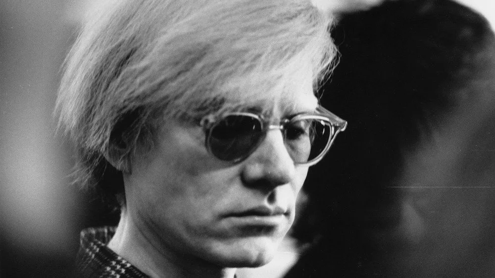 Andy Warhol posant