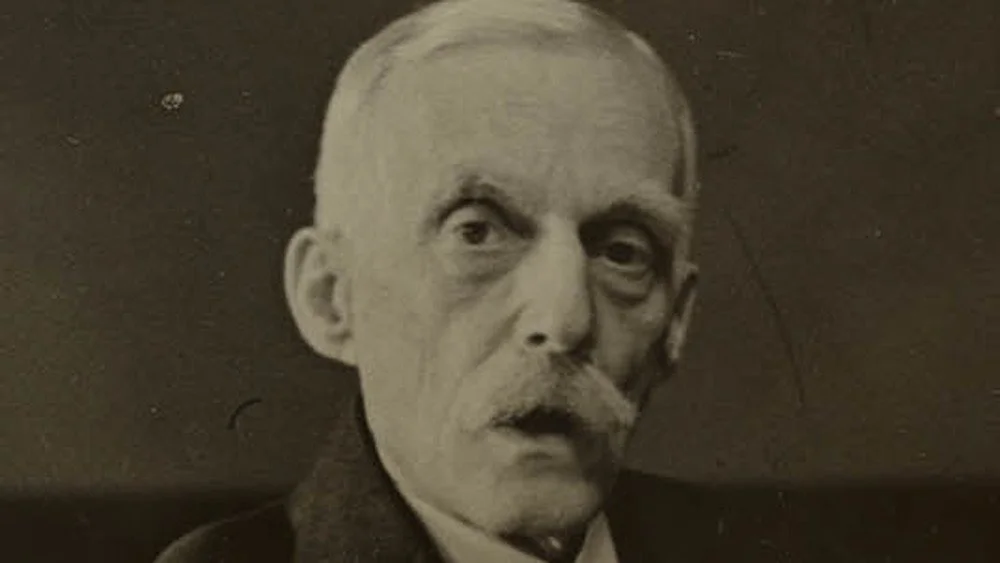 Andrew Mellon assis à son bureau