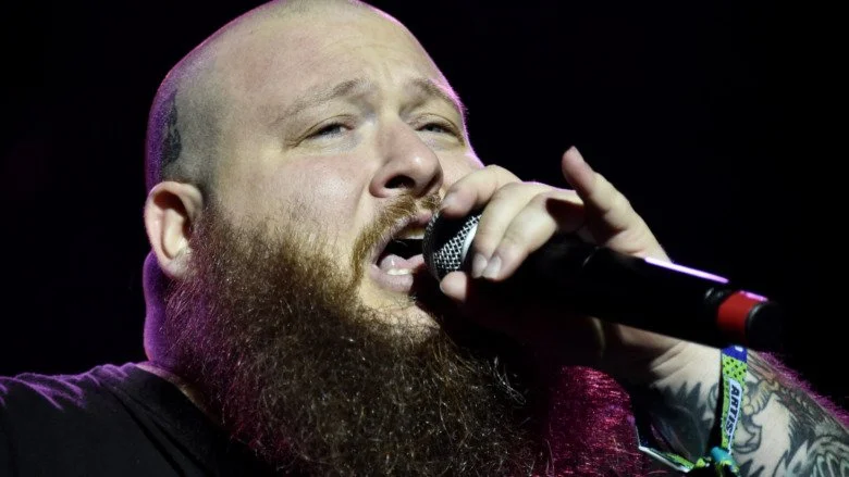 Rappeur et chef Action Bronson avec un micro