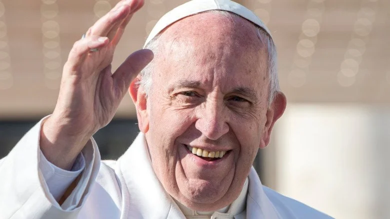 Le pape François sourit et fait signe