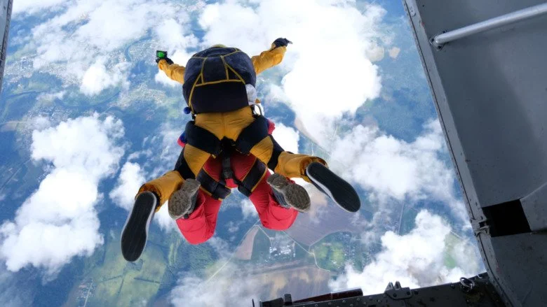 Parachutistes en plein saut