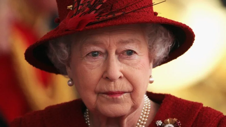 Queen Elizabeth porte un ensemble rouge. Dan Kitwood/Getty Images
