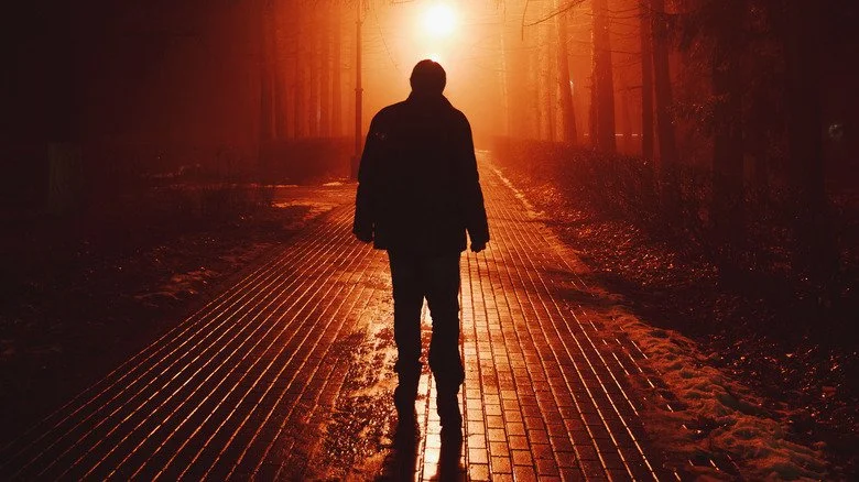 une personne marchant dans le brouillard