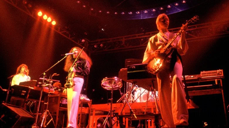 Kansas joue en direct sur une scène éclairée en rouge dans les années 1970