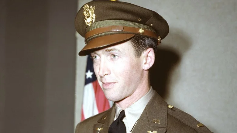 Jimmy Stewart pose en uniforme militaire durant la Seconde Guerre mondiale