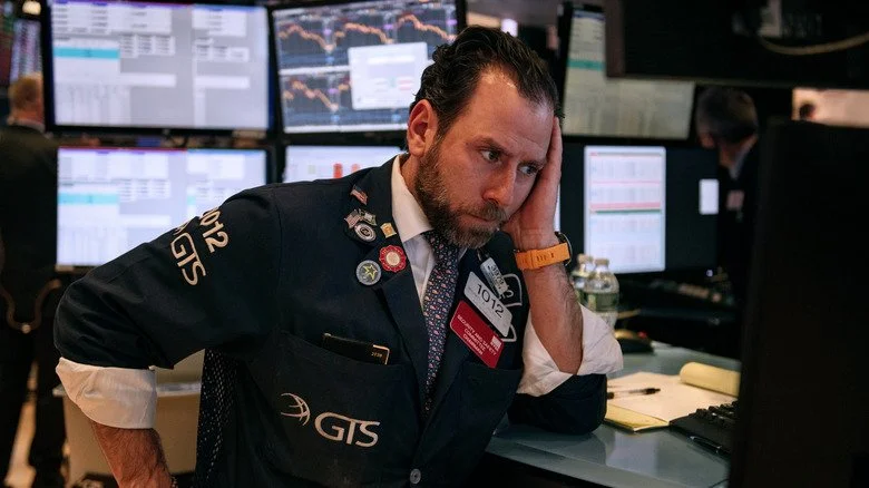 Trader de la bourse avec une expression morose