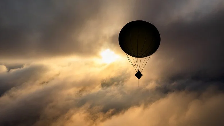 Ballon espion flottant au coucher du soleil