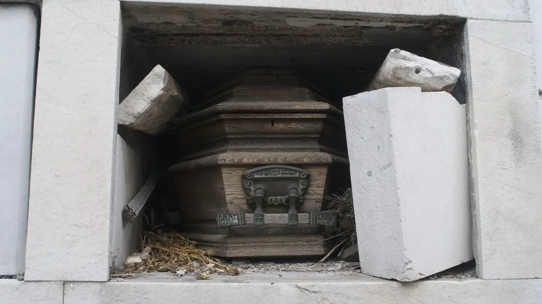 Un cercueil dans une crypte avec l'ouverture brisée