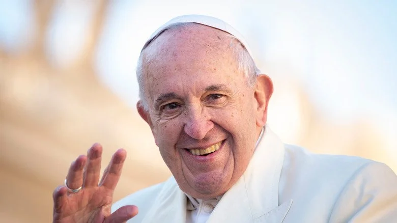 Le pape François souriant et saluant