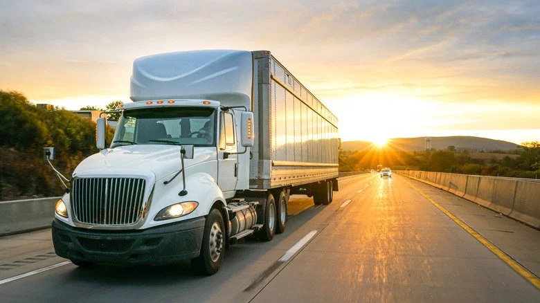 Semi-remorque sur l'autoroute