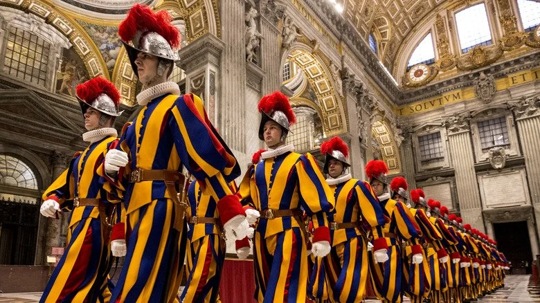 Garde suisse en marche lors d'une procession