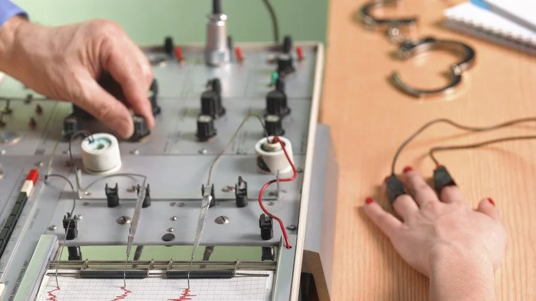 Personne connectée à un détecteur de mensonges