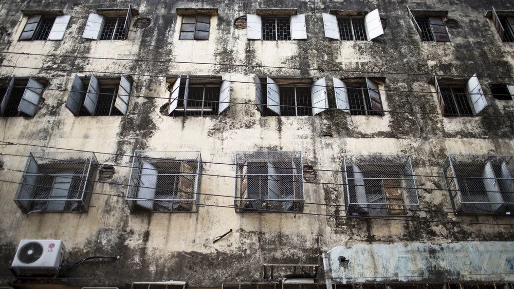 Bâtiment d'usine textile du Bangladesh abandonné et délabré