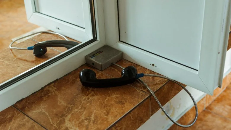 Salle de visite en prison