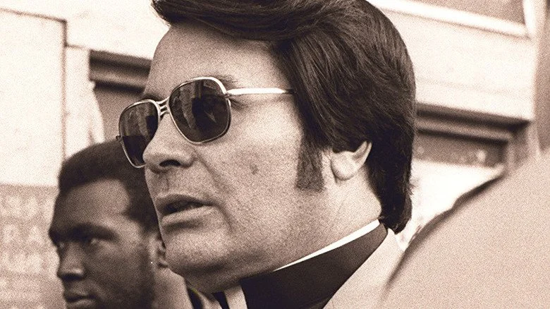 Jim Jones lors d'une manifestation à San Francisco en 1977, photo de Nancy Wong.