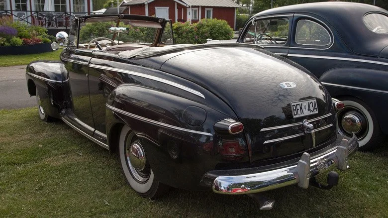 Photo moderne d'un cabriolet Ford Super Deluxe de 1946 vu de l'arrière