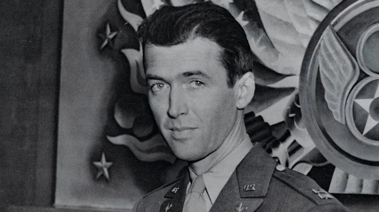Jimmy Stewart regardant vers la caméra en uniforme militaire
