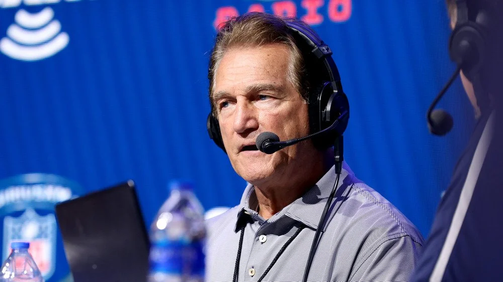 Joe Theismann portant un casque audio