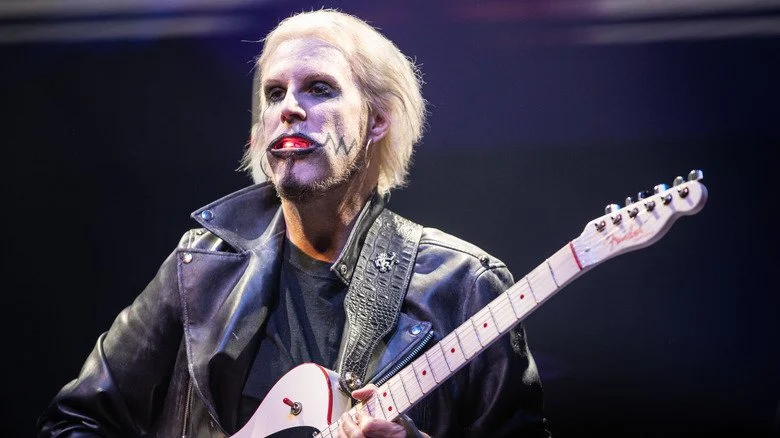 John 5 en concert, maquillé avec une veste en cuir
