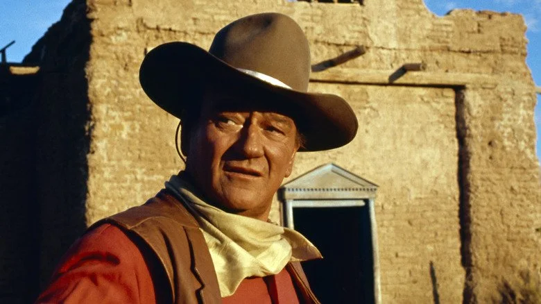 John Wayne en costume de western devant l'Alamo