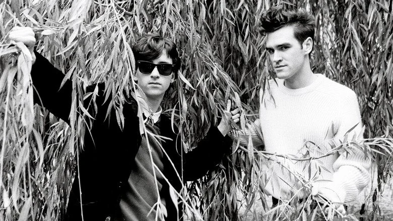 Johnny Marr et Morrissey des Smiths posent sous les branches d'un saule