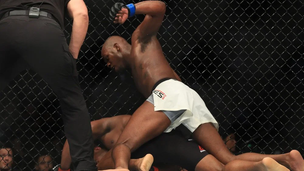 Jon Jones en train de frapper Daniel Cormier lors de l’UFC 214