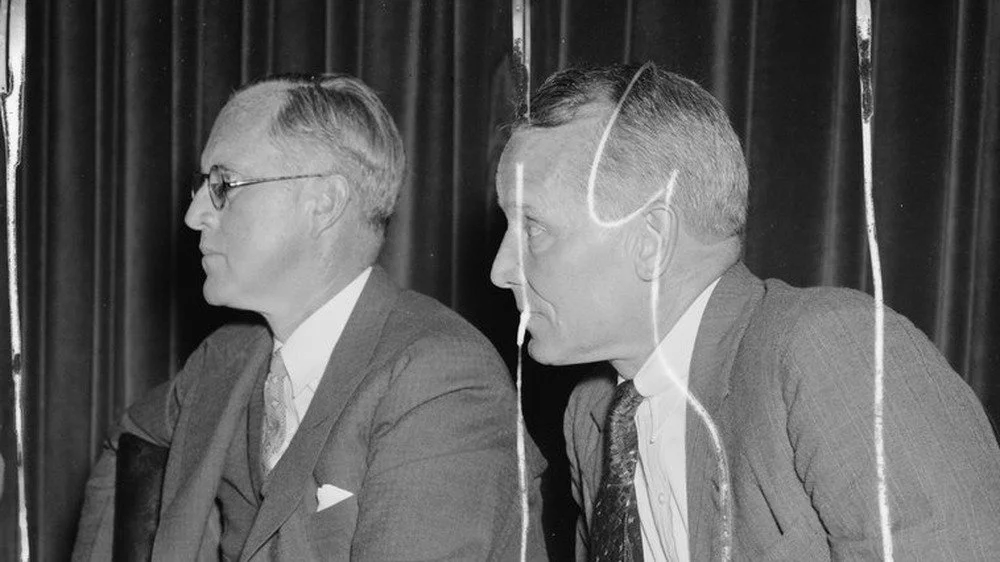 Joseph P. Kennedy et Emory S. Land écoutent attentivement