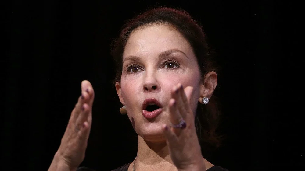 Ashley Judd parlant, les mains levées