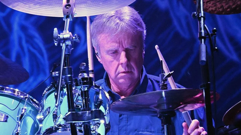 Phil Ehart joue de la batterie lors d'un concert de Kansas