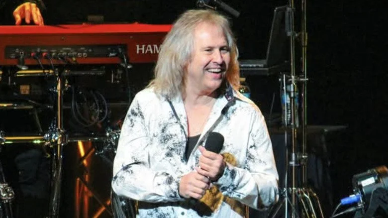 Ronnie Platt de Kansas sourit sur scène