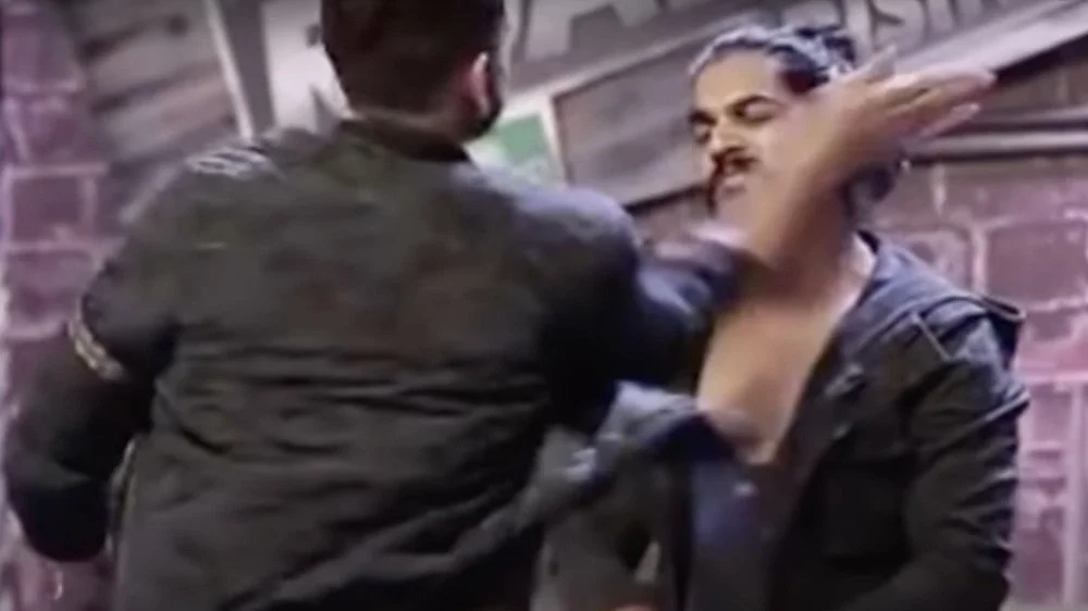 Karan Kundra gifle un candidat