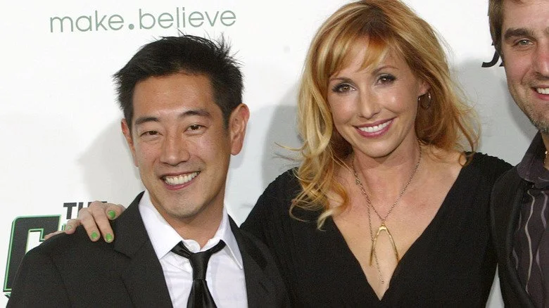 Grant Imahara et Kari Byron souriant lors d'un événement