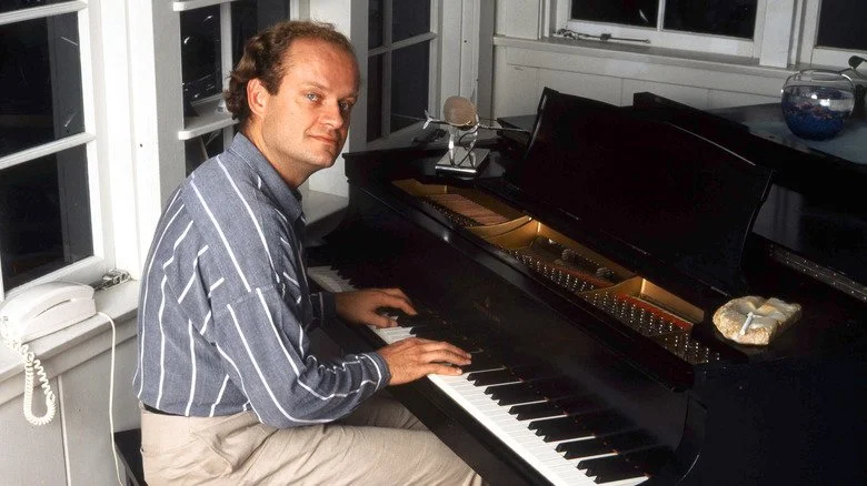 Kelsey Grammer seated at piano 1988