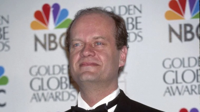 Kelsey Grammer en smoking regardant au loin dans les années 1990
