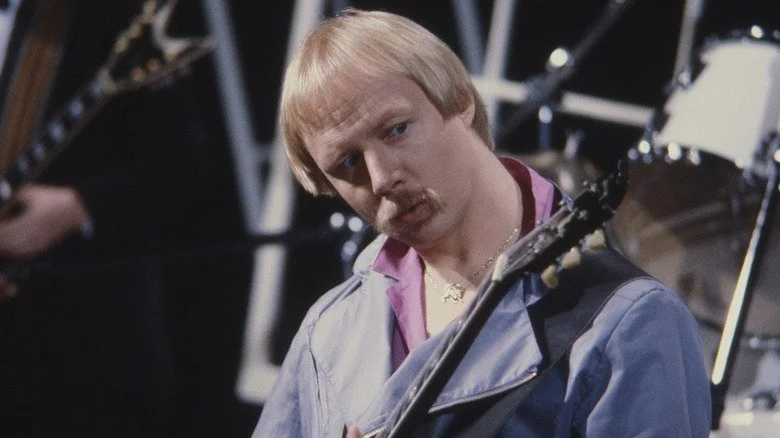 Kerry Livgren regarde sa guitare pendant une performance de Kansas