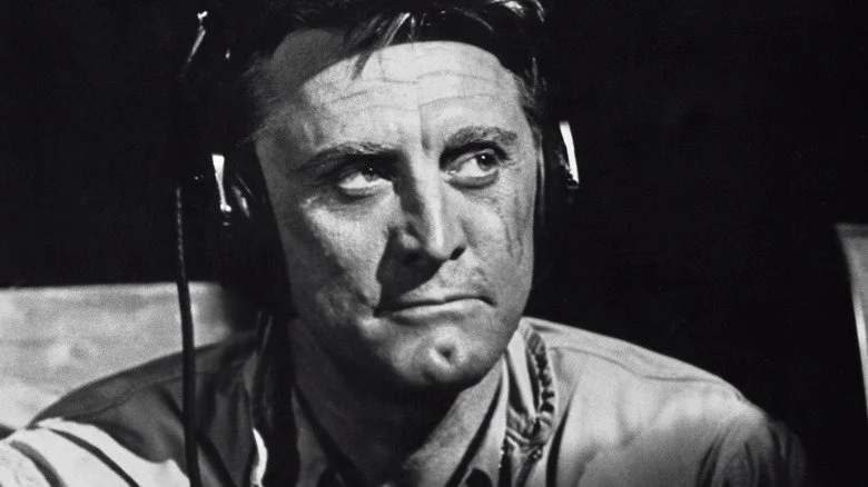 Kirk Douglas volant un avion dans un film et regardant au loin