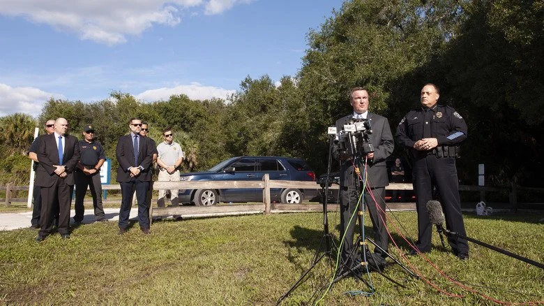 Agents fédéraux et locaux lors d'une conférence de presse