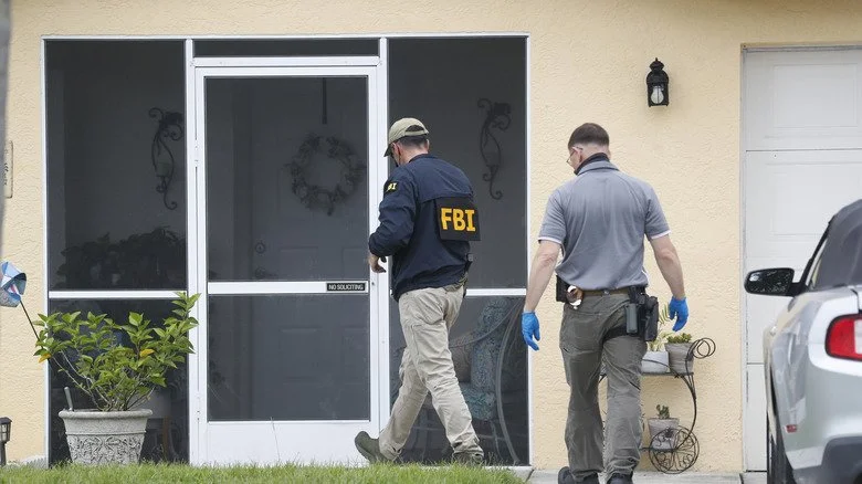 Agents fédéraux se rendant au domicile des parents de Brian Laundrie