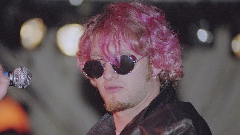 Layne Staley avec des cheveux roses et des lunettes de soleil