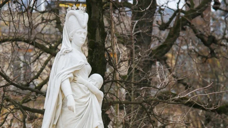 statue de Margaret d'Anjou devant des arbres dénudés