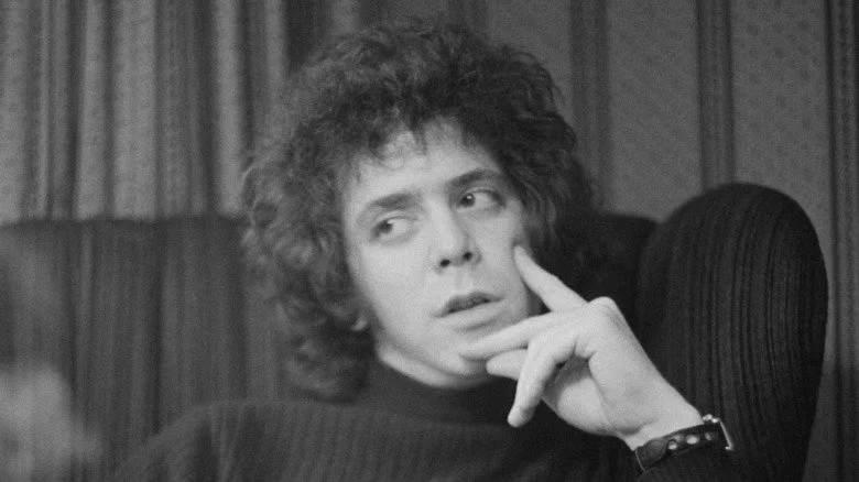 Lou Reed avec les mains sur le visage
