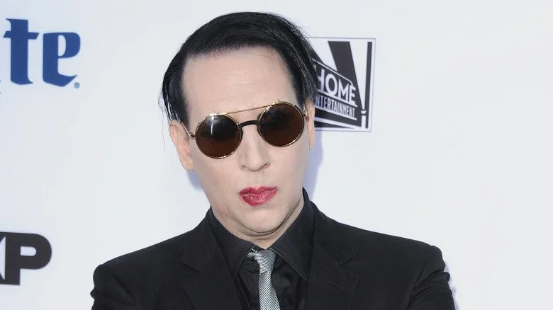 Marilyn Manson portant des lunettes de soleil lors d’un photocall en 2014