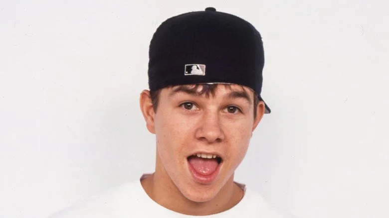 Mark Wahlberg avec une casquette portée de côté dans les années 90