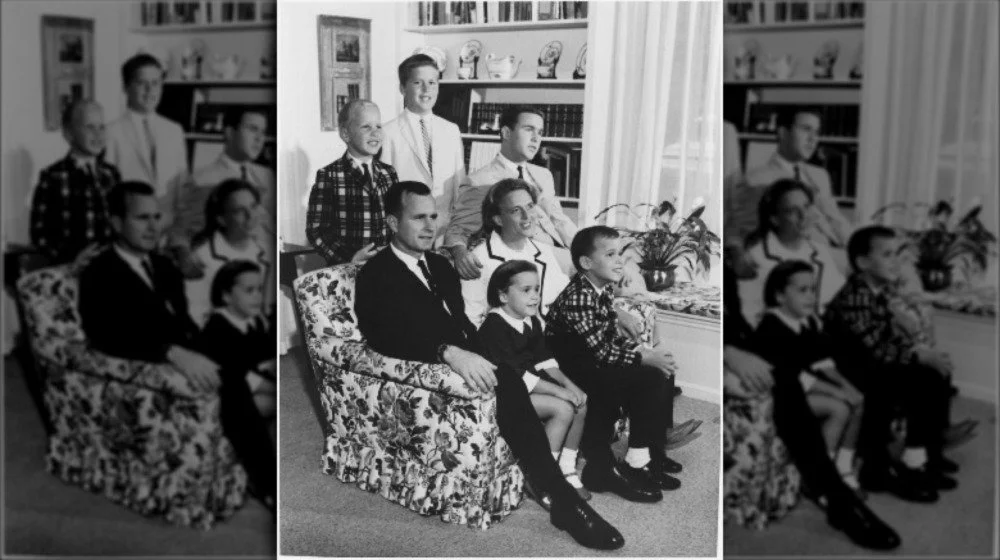 George H.W. Bush et sa famille assis sur un canapé