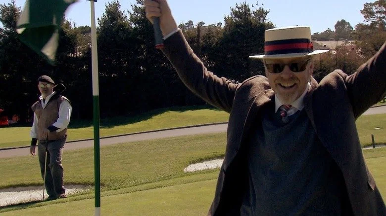 Adam Savage célébrant au milieu d'une partie de golf