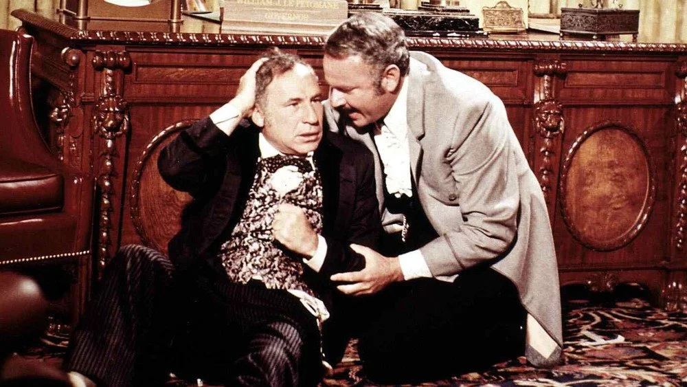 Mel Brooks et Harvey Korman assis par terre