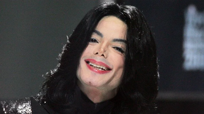 Michael Jackson riant avec la tête inclinée