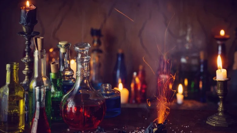 Alignement de bouteilles de poisons, toxines et venins