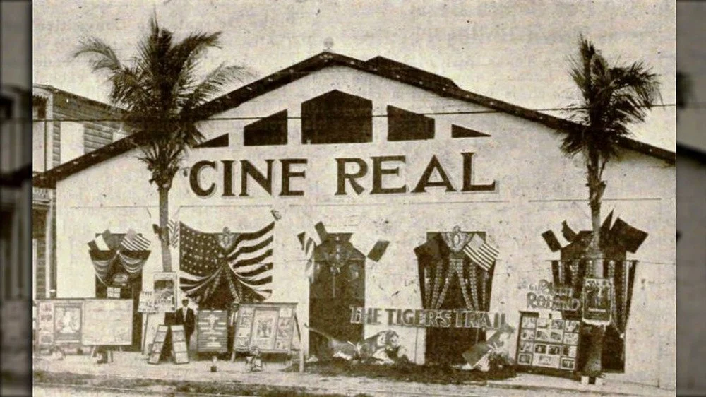 Le Cine Real, un cinéma à San Juan, Porto Rico, diffusant un épisode de la sérieThe Tiger's Trail (1919)